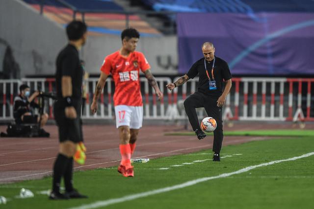 尼克斯第三中锋的挑战：怀斯曼的表现分析